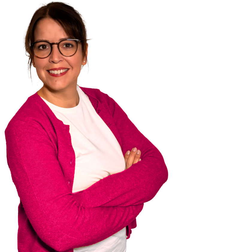 Frau mit braunen Haaren und lächelndem Gesicht, in violetter Kleidung vor strukturiertem Hintergrund.