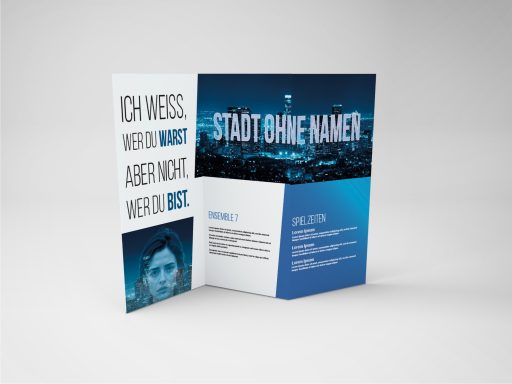 Faltblatt mit Informationen über eine Stadt, einschließlich Kontaktdaten und Bild.