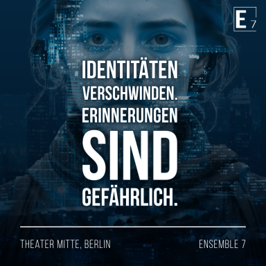 Porträt einer Frau mit Text über Identität und Erinnerungen, auf dunklem Hintergrund.