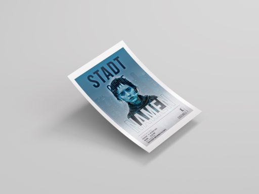 Flyer mit dem Text "STADT OHNE NAMEN" und einem Porträt einer Person in Blautönen.