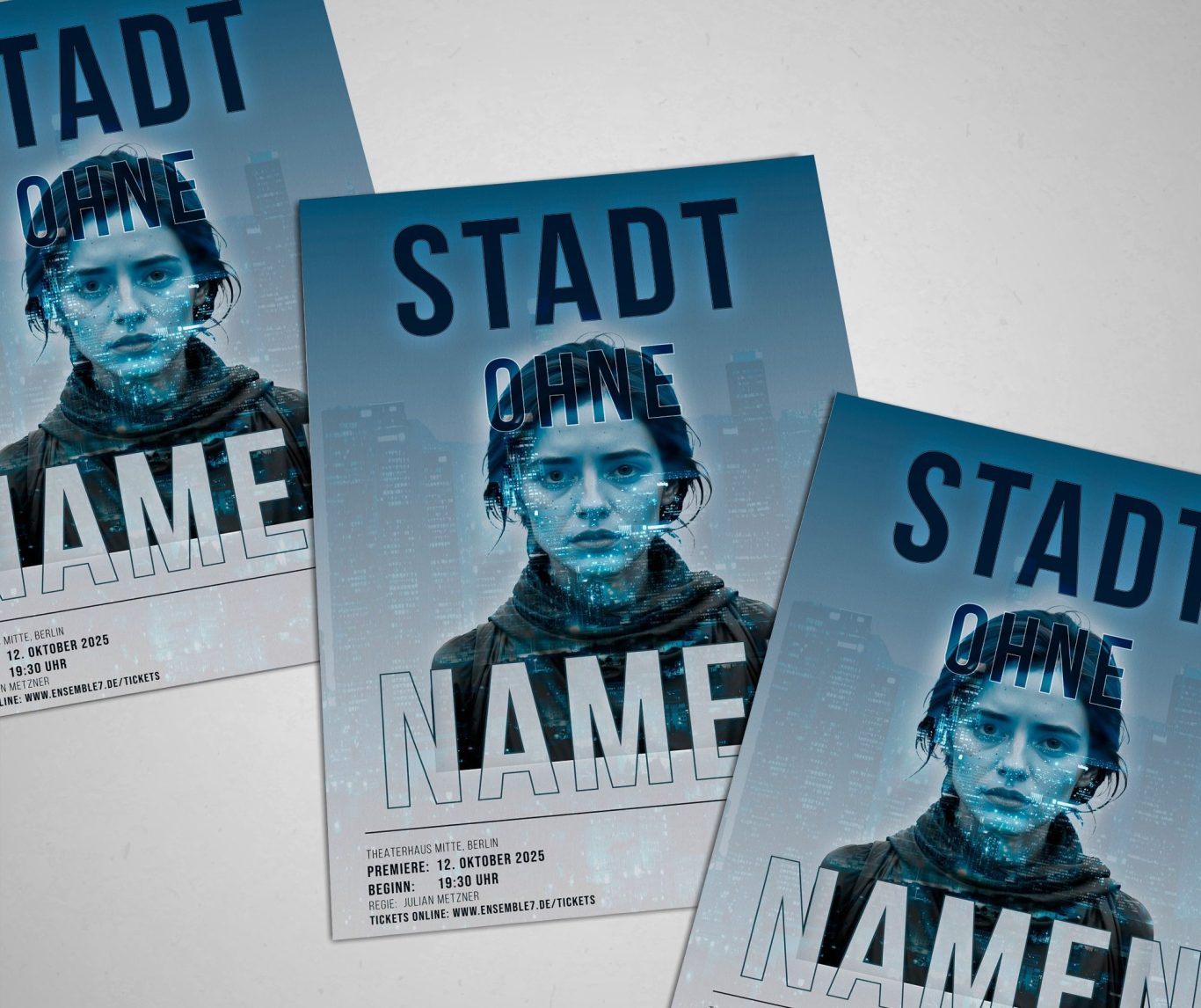 Drei Flyer für eine Theaterproduktion mit einem Porträt einer Person und dem Text "STADT OHNE NAME".