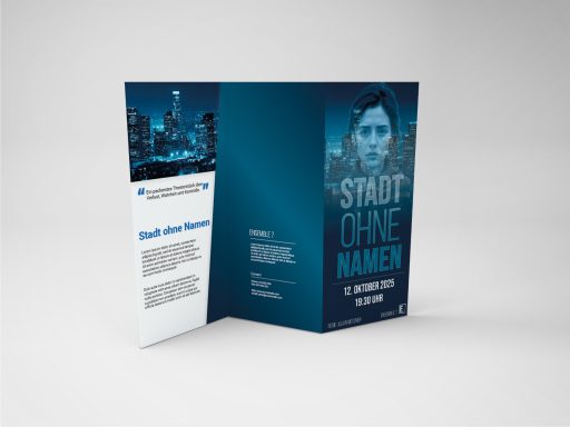 Faltblatt mit blauer Farbgestaltung und einem Porträt einer Frau auf der Vorderseite.