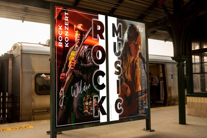 Plakat mit der Aufschrift „ROCK MUSIC“ und Bildern von Musikern an einem Bahnhofsplatz.
