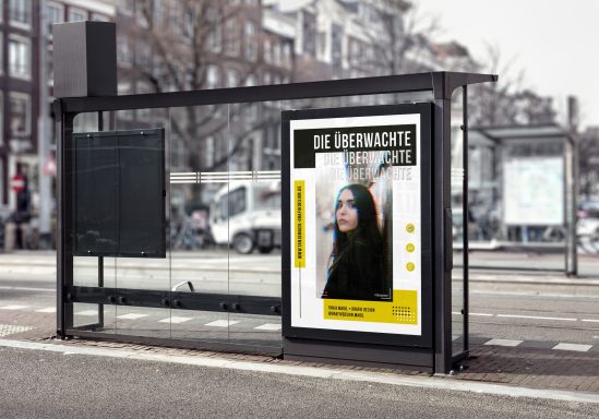 Plakat einer Frau mit schwarzem Hintergrund an einer Bushaltestelle.