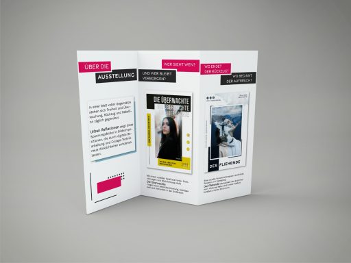 Faltblatt mit Text und Bildern auf einer neutralen Oberfläche.